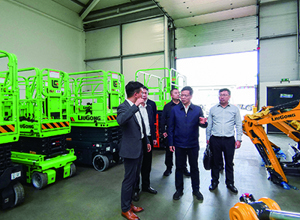 自治區副主席、柳州市委書記譚丕創走訪柳工英國公司