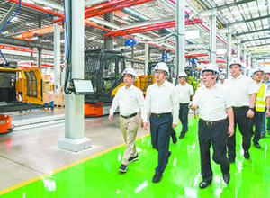 自治區(qū)副主席、柳州市委書記譚丕創(chuàng)到柳工調(diào)研