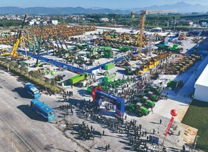 2025柳工全球經銷商年會暨11·26全球客戶節盛大舉行 現場簽約意向訂單總額達60億元