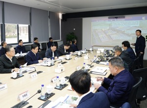 柳州市委書記張壯、市長劉勝友到柳工座談交流