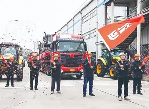 柳工農(nóng)機2026年全球訂單首發(fā)！混合動力拖拉機啟程奔赴海內(nèi)外市場